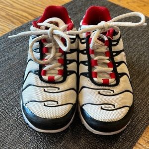 BOY’S NIKE AIR MAX PLUS BLACK/RED/GRAY USED SIZE 12C